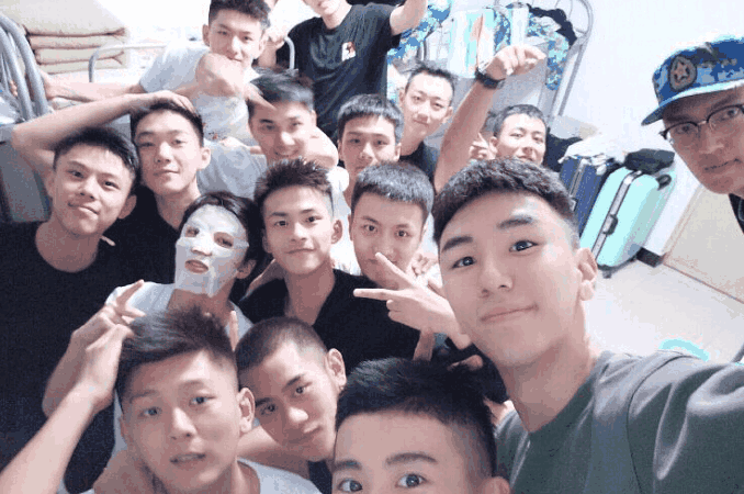 明星和大学室友的合照, 王俊凯、吴磊、易烊千