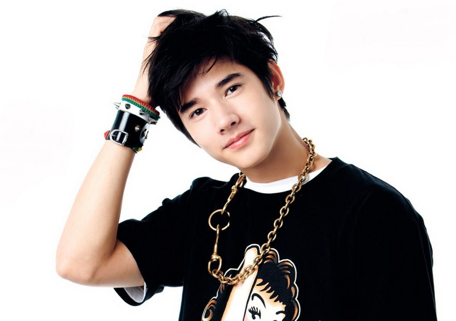 泰国小花mai和马里奥亮相身穿杜嘉班纳套装二人同框cp感足