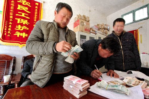 农民工清点工资,发现一张特殊的50元,包工头:必须换一张!