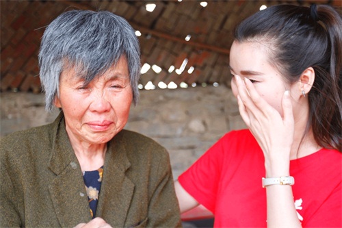 父亲病重,两个儿子不在床前,半夜有人敲门,父亲泪目