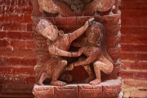 尼泊尔"性庙"尺度大,雕塑壁画让游客羞红脸,真"开放"啊