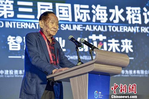 作为海水稻研发团队的领衔者,袁隆平表示将通过8到10年的努力,在全国