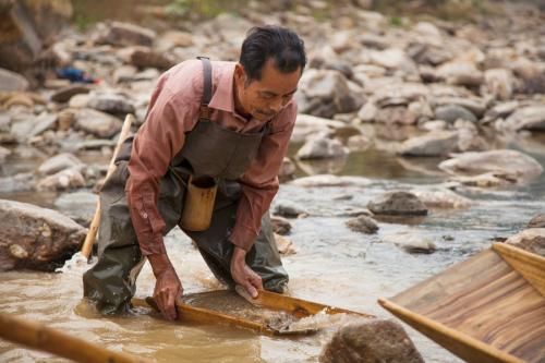 随手一挖就能发现黄金,却没人愿意去|金矿|冰原|工人_新浪新闻