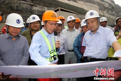 2014年，钱七虎指导地下工程现场建设。