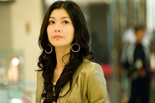 她辍学进演艺圈打拼替父还债,爆红时却遭公司雪藏,今开小店为生