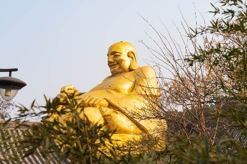 济南千佛山弥勒胜苑的黄金大佛,通体高30米,号称江北第一大佛