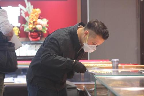 香港一劫匪疑持枪抢劫 金店遭劫走140万港元金饰 香港一劫匪疑持枪抢劫 金店遭劫走140万港元金饰