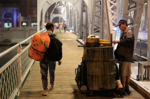 农民工一天能挣300多块可为什么有钱不赚要往农村跑呢