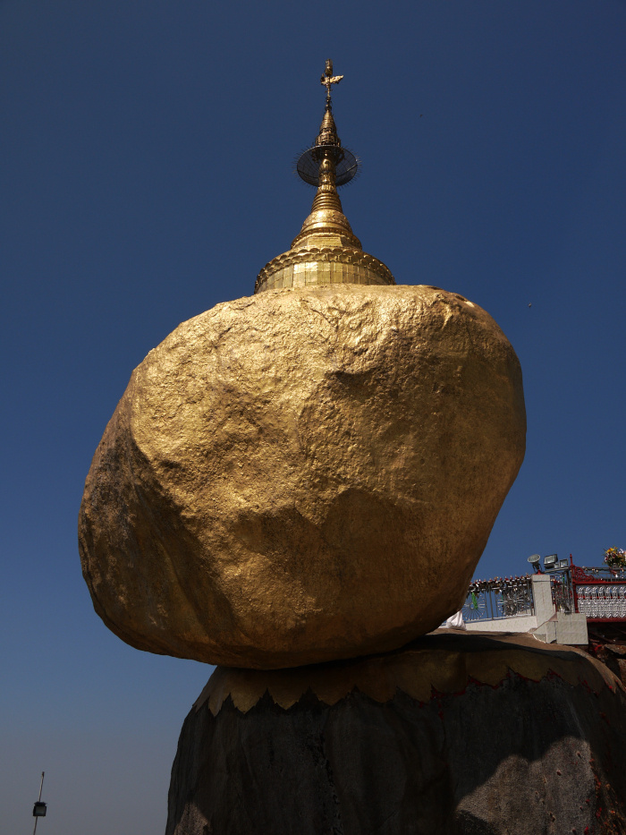 悬崖边的缅甸大金石,发生地震也屹立不倒,禁止女性触碰