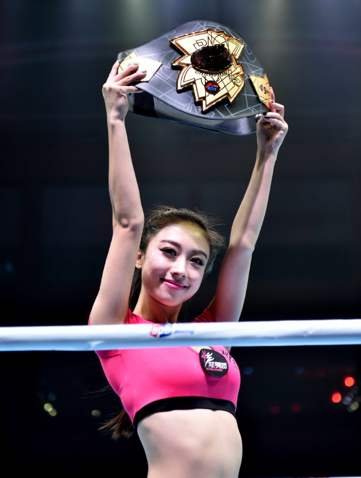 身材傲人的举牌女郎如何挣钱?拳王泰森道出天机:她们多数有副业