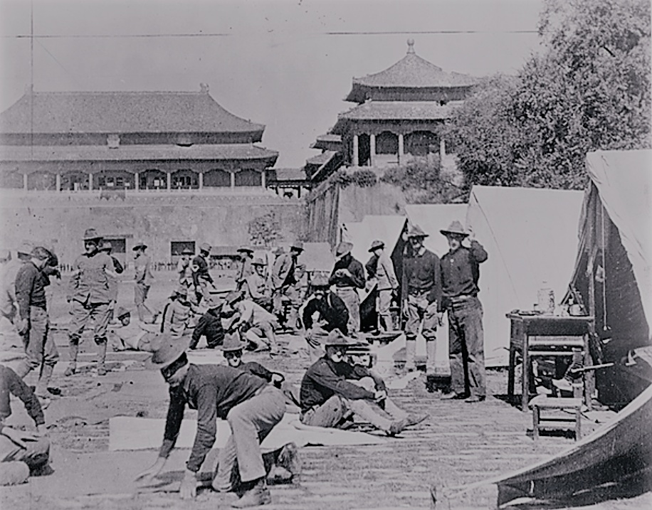 八国联军侵华时的老照片:强逼百姓搬运竹梯,清朝官员送锦旗