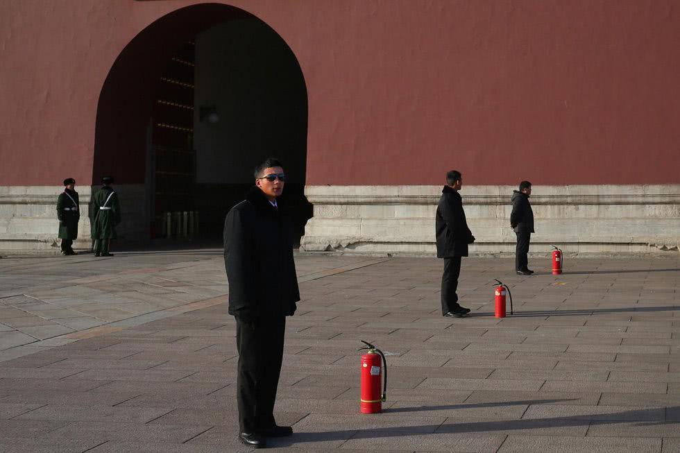 天安门广场上便衣军人执勤时,背上背的又长又黑的东西是什么武器