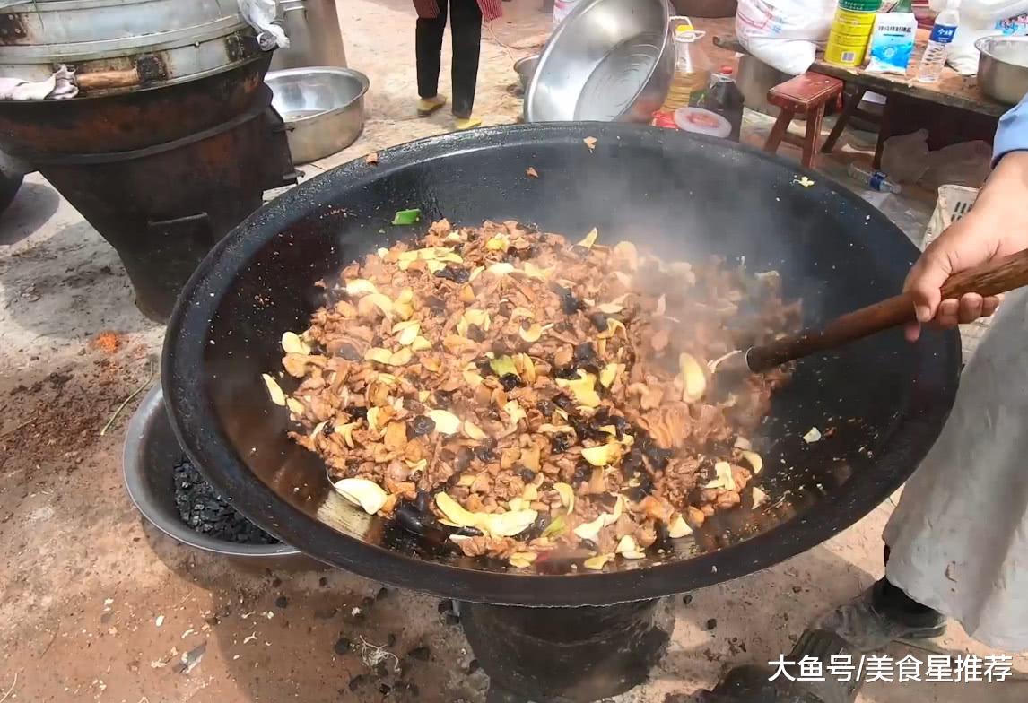 直击农村大叔炒大锅菜木耳炒肉香气四散用大锅就要用这大锅铲
