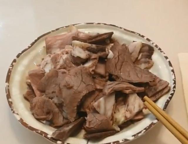 小伙嫌兰州拉面肉少,让老板加一盘牛肉60元,网友:家里有矿