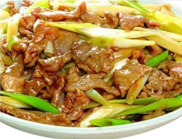 葱爆肉色泽棕褐,味咸鲜,肉质鲜嫩,葱脆,清香味美,有烟熏香味