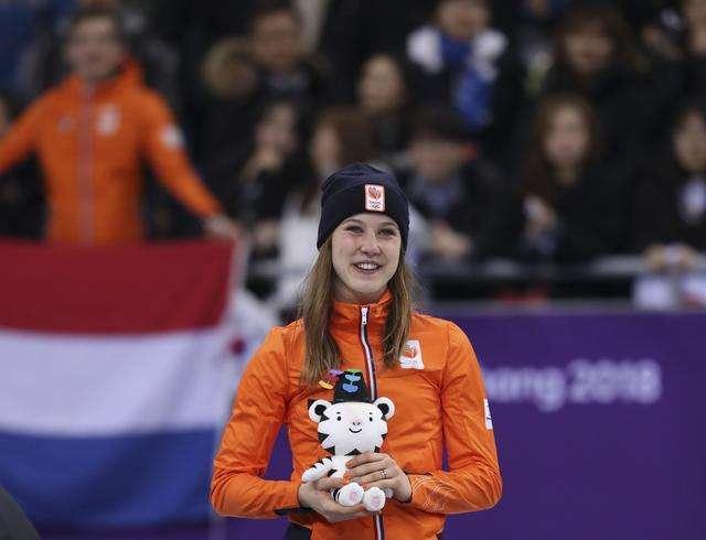 而且在超级3000米比赛中和舒尔廷打配合,帮助舒尔廷成功夺冠,荷兰队的