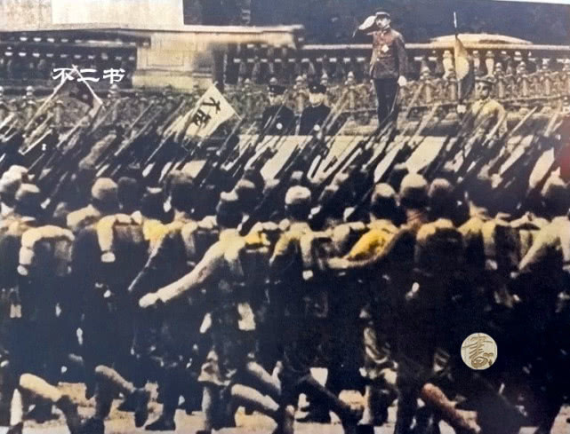 上色老照片:直击二战中的日本天皇裕仁 骑着白马四处阅兵