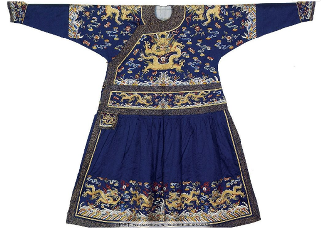 龙袍象征皇帝的至高无上,为何只有他敢穿黑色,别人只能穿黄色?