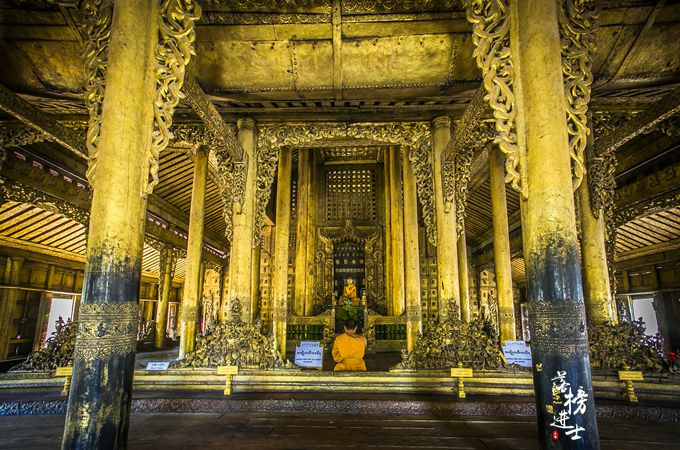曼德勒这座僧院曾经是皇室寝殿,殿中金碧辉煌,美到窒息!