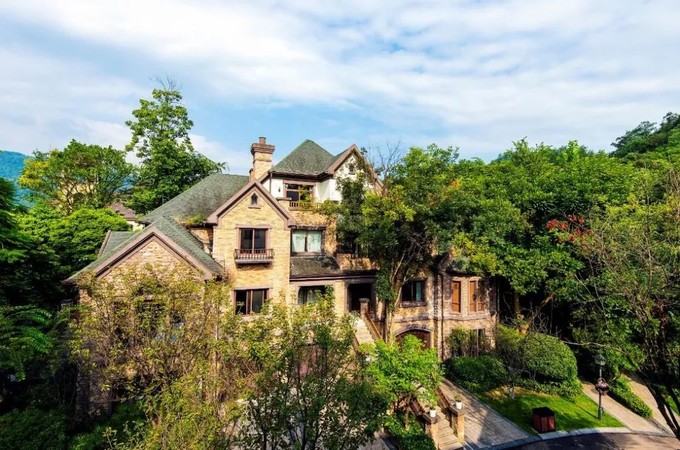 峨眉山风景区伴山面湖的温泉别墅,有家的温馨感