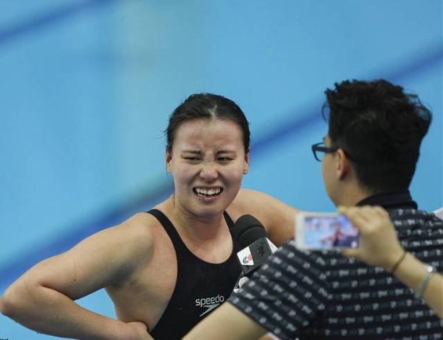 累到赛后没力气,教练抱她回去|赵菁|生理期|女运动员_新浪新闻