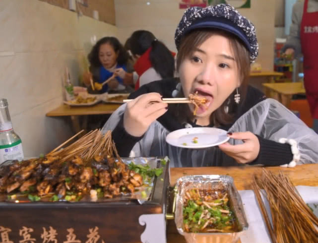 四川烧烤不是一般人可以驾驭的,烤脑花烤鼻筋和生牛肉,你敢吃吗