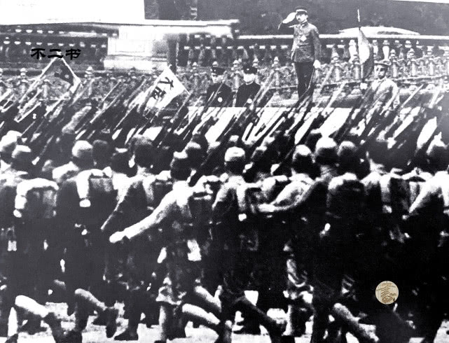 昭和时代中的阅兵秀二战时期镜头下的日本天皇裕仁