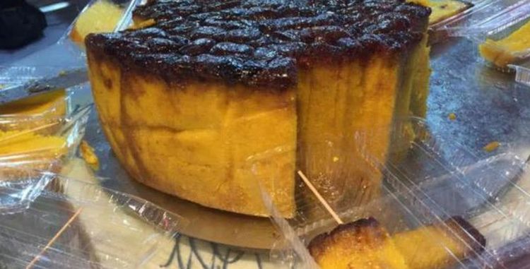 中年男子摆摊卖天价切糕一刀下去上百元不买不让走