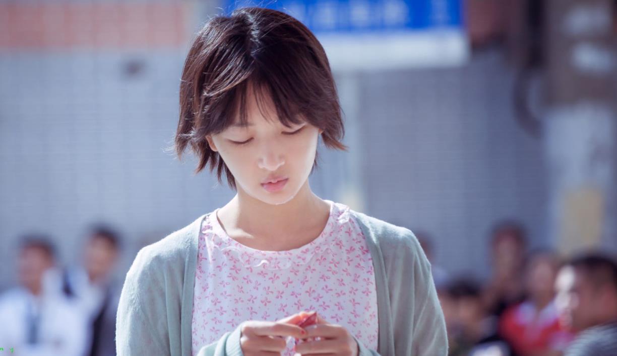 《阳台上》:"窥视"镜头下的周冬雨,是每一个张英雄的青春