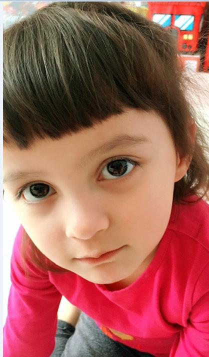 马雅舒混血女儿米雅长大了,五官越来越标致,就像一只芭比娃娃