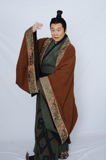 曾因叛逆气死父亲,后凭精湛演技走红,如今看破红尘离开娱乐圈