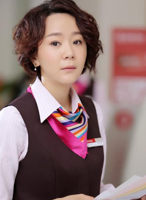 她拍戏坠马遭毁容,丈夫不离不弃照顾4年,如今却频频传婚变