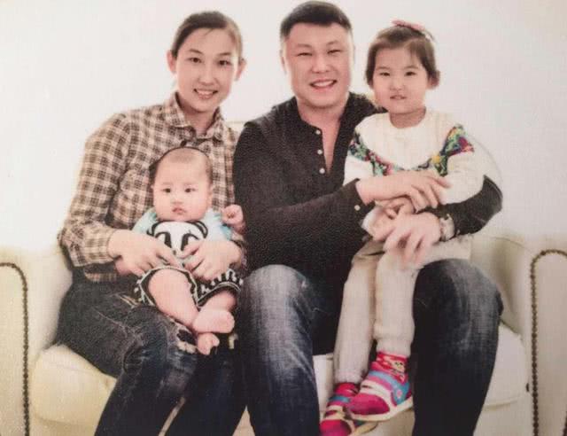 她是新闻联播最小女主持,常年戴假发显老10岁,老公身份神秘|李梓萌