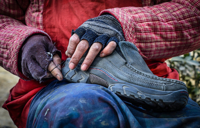 嫌老婆孕傻我提离婚,分家时她只要一双破鞋,拿起鞋看后我哽咽了