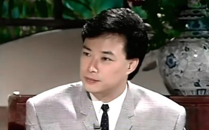 第一个就是费玉清早期和自己的哥哥张菲合作的综艺节目《龙兄虎弟》上