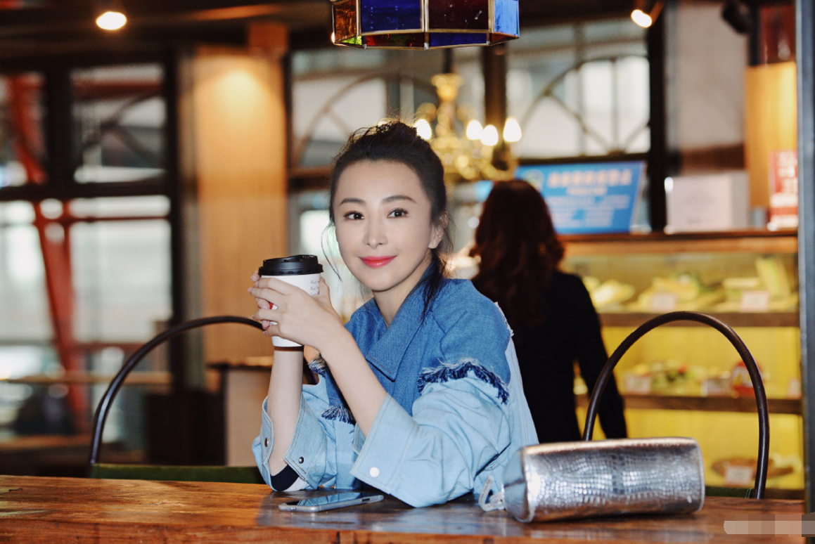 放弃空姐进入娱乐圈,演坏女人成名,如今39岁美艳动人却依旧单身|林静