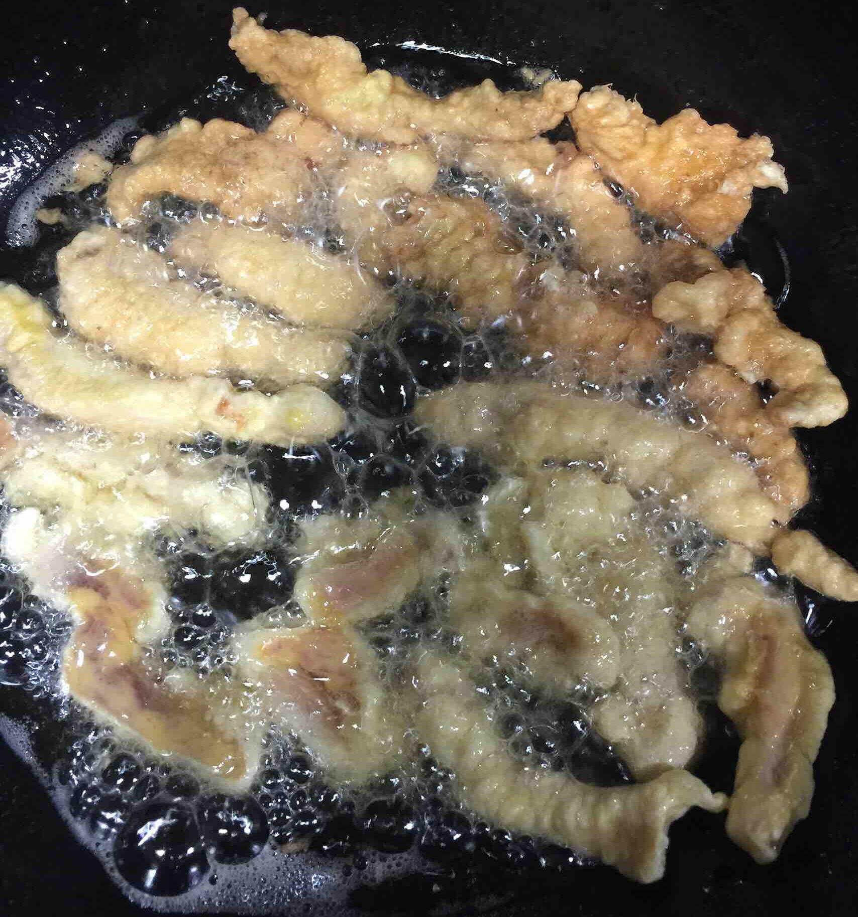 炸酥肉时,用面粉还是淀粉?国宴大师:加点它,酥脆可口又好吃!
