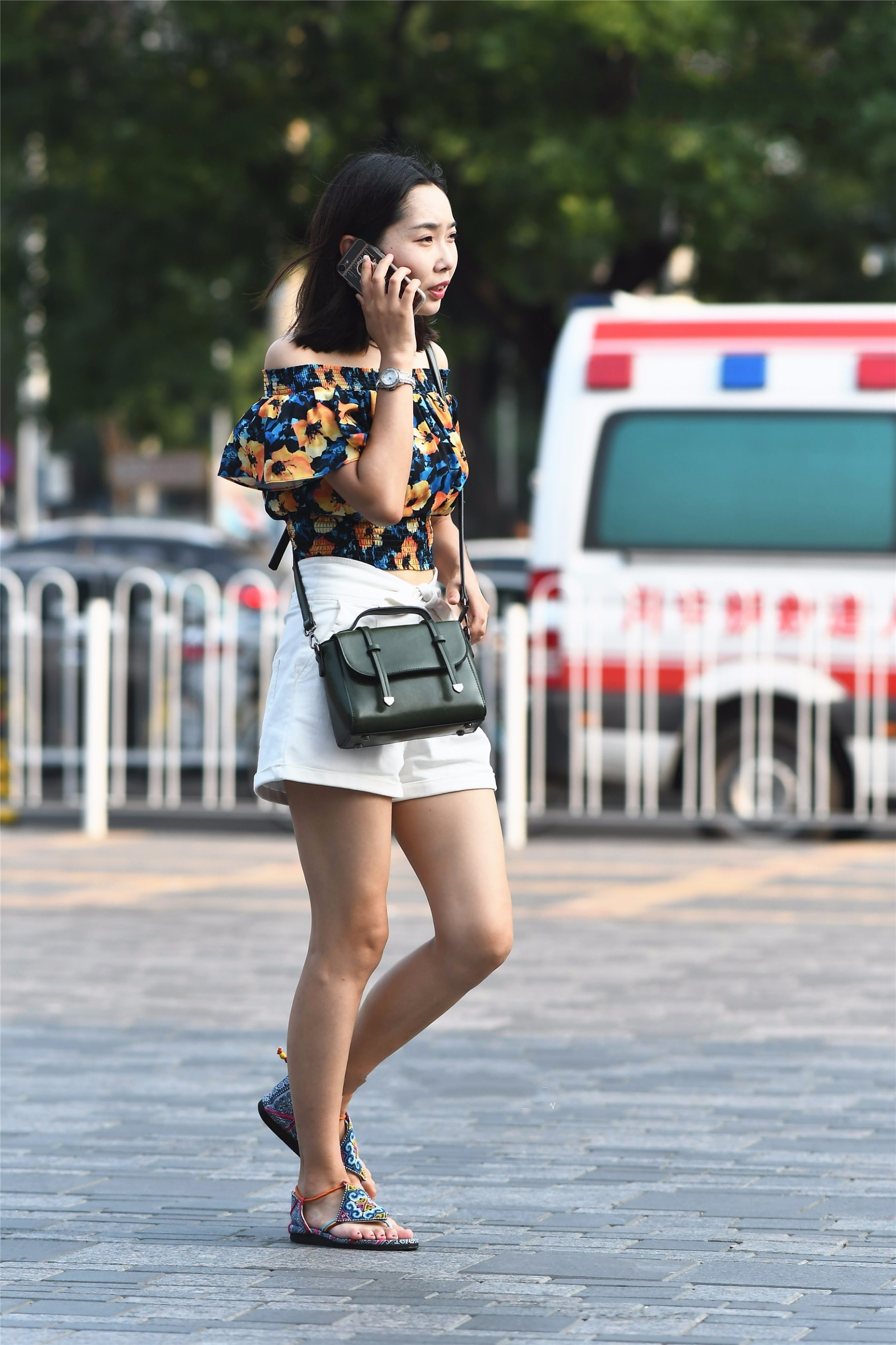 街拍:时尚靓丽的美女,有身材才敢这么秀,露背清凉又性感!