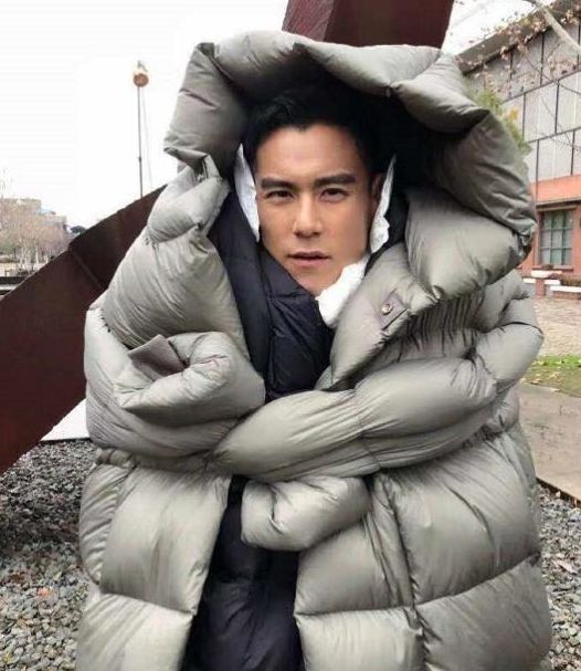 娱乐资讯:出道16年鲜有绯闻,穿棉服裹成"粽子"