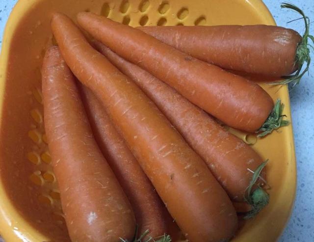 四五根胡萝卜,煮一煮,烤一烤,给孩子做个小零食,又香又脆好吃