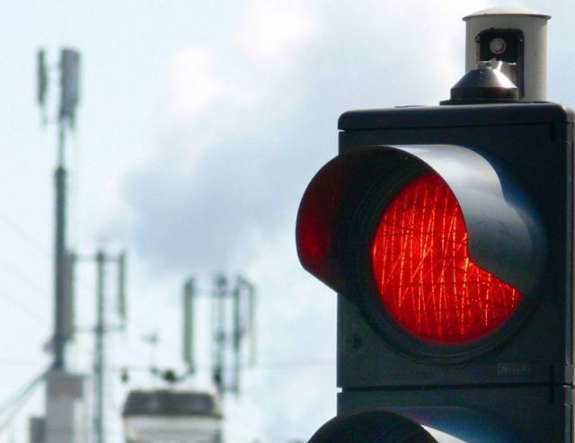 十字路口亮红灯时,允许右转却被扣分?交警:你驾照是买的吧?