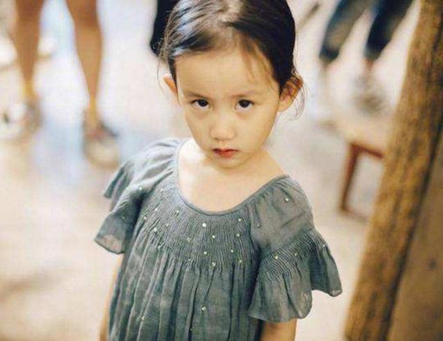 黄磊5岁小女儿长成"高级厌世脸", 颜值直逼姐姐, 小眼神太撩了