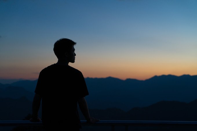 一个人旅行最怕的不是路上的孤独而是没人给自己拍照片