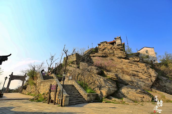 在木兰山上至今还保存着木兰花树,试箭石,龙尾石,穿箭崖,棋盘石,下马