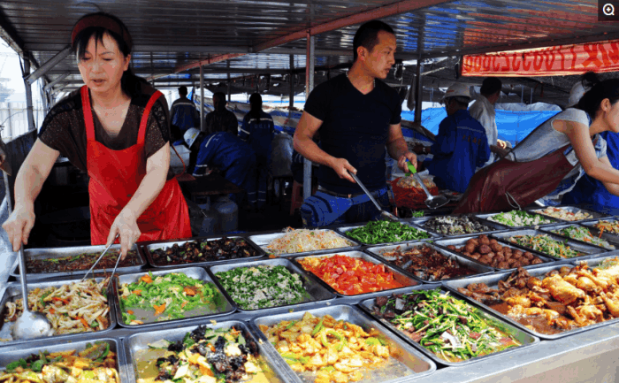 一家五口卖快餐, 靠薄利多销 一份赚1.5元, 工人吃三碗就