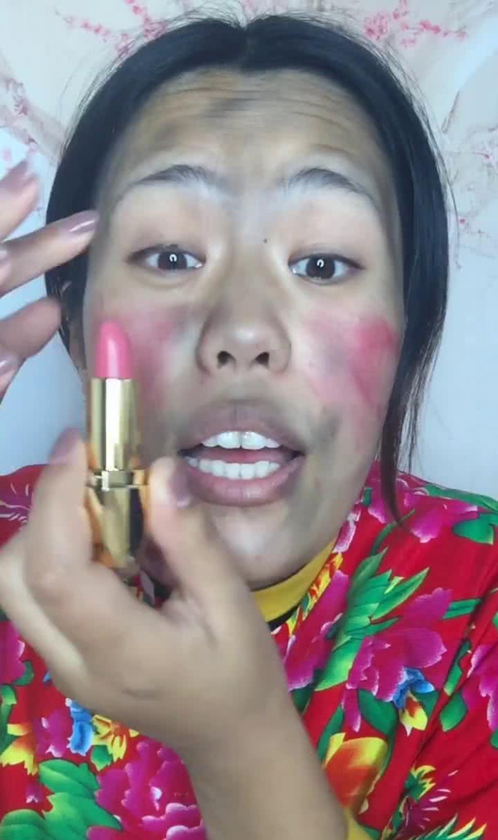 花床单大姐故意扮丑化完妆那一刻网友红配绿赛狗屁