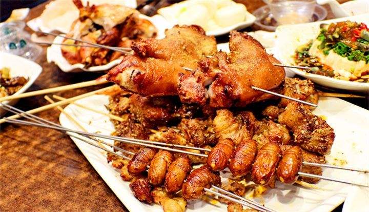 东北人吃烧烤根本离不开"肉",素的几乎没有,全是肉!