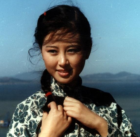 18年前一夜成名,演技精湛备受好评,巅峰时皈依佛门原因成谜