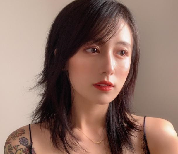 黑尾酱晒与大学同学合影,颜值成为关键,不愧是军艺出身的