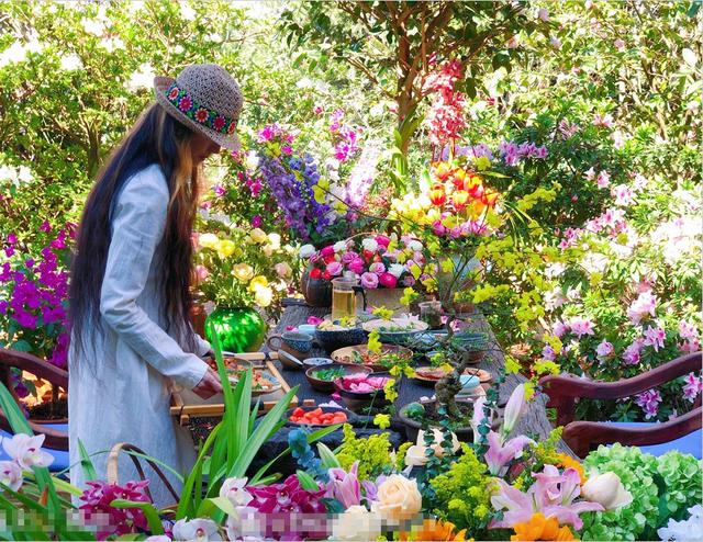 杨丽萍的后花园到底有多美?四季如春犹如仙境,菜桌上鲜花是主食